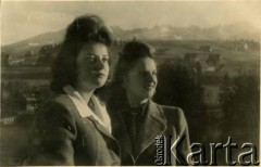 Wrzesień 1946, Zakopane, woj. krakowskie, Polska.
Prawdopodobnie kuracjuszki z Sanatorium Polskiego Czerwonego Krzyża. Od lewej: Grażyna Maciażanka, Maria Piwowarówna.
Fot. NN, kolekcja Witolda Staszkiewicza, zbiory Ośrodka KARTA