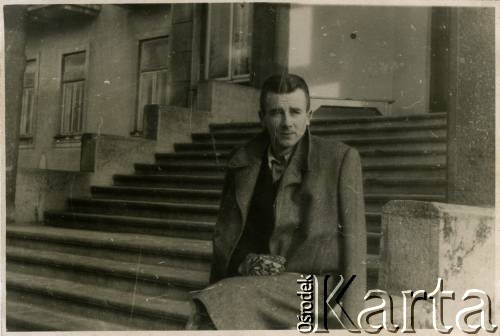 Grudzień 1946, Zakopane, woj. krakowskie, Polska.
Witold Staszkiewicz (1923-1950) siedzi przed wejściem do Sanatorium Polskiego Czerwonego Krzyża, w którym leczył się na gruźlicę. 
Fot. NN, kolekcja Witolda Staszkiewicza, zbiory Ośrodka KARTA