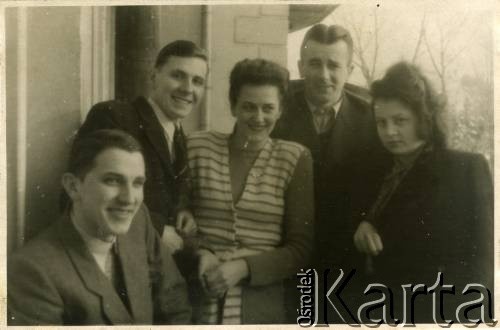 Grudzień 1946, Zakopane, woj. krakowskie, Polska.
Kuracjusze z Sanatorium Polskiego Czerwonego Krzyża, w którym leczono chorych na gruźlicę. Od prawej: Grażyna Maciażanka, Witold Staszkiewicz.
Fot. NN, kolekcja Witolda Staszkiewicza, zbiory Ośrodka KARTA