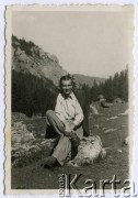 Wrzesień 1946, Dolina Strążyńska, Tatry, woj. krakowskie, Polska.
Witold Staszkiewicz (1923-1950) odpoczywa na skale.
Fot. NN, kolekcja Witolda Staszkiewicza, zbiory Ośrodka KARTA