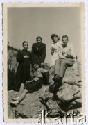 Wrzesień 1946, Dolina Strążyńska, Tatry, woj. krakowskie, Polska.
Witold Staszkiewicz (z prawej) z przyjaciółmi podczas chodzenia po górach. 
Fot. NN, kolekcja Witolda Staszkiewicza, zbiory Ośrodka KARTA