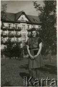 Wrzesień 1946, Zakopane, woj. krakowskie, Polska.
Maria Piwowarówna, kuracjuszka Sanatorium Polskiego Czerwonego Krzyża, w którym leczono chorych na gruźlicę. 
Fot. NN, kolekcja Witolda Staszkiewicza, zbiory Ośrodka KARTA