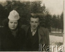 Grudzień 1946, Zakopane, woj. krakowskie, Polska.
Witold Staszkiewicz z koleżanką Grażyną Maciażanką w ogrodzie Sanatorium Polskiego Czerwonego Krzyża, w którym leczył się na gruźlicę. 
Fot. NN, kolekcja Witolda Staszkiewicza, zbiory Ośrodka KARTA