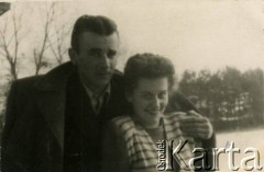Grudzień 1946, Zakopane, woj. krakowskie, Polska.
Witold Staszkiewicz z koleżanką w ogrodzie Sanatorium Polskiego Czerwonego Krzyża, w którym leczył się na gruźlicę. 
Fot. NN, kolekcja Witolda Staszkiewicza, zbiory Ośrodka KARTA