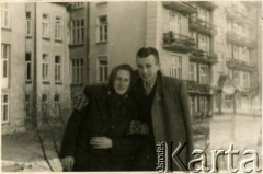 Grudzień 1946, Zakopane, woj. krakowskie, Polska.
Witold Staszkiewicz (z prawej) z kolegą w ogrodzie na terenie Sanatorium Polskiego Czerwonego Krzyża, w którym leczono chorych na gruźlicę.
Fot. NN, kolekcja Witolda Staszkiewicza, zbiory Ośrodka KARTA