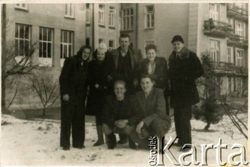 Grudzień 1946, Zakopane, woj. krakowskie, Polska.
Kuracjusze z Sanatorium Polskiego Czerwonego Krzyża, w którym leczono chorych na gruźlicę. 2. z lewej Grażyna Maciażanka, 3. Witold Staszkiewicz.
Fot. NN, kolekcja Witolda Staszkiewicza, zbiory Ośrodka KARTA