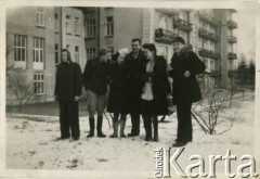 Grudzień 1946, Zakopane, woj. krakowskie, Polska.
Witold Staszkiewicz (4. z lewej) z kuracjuszami z Sanatorium Polskiego Czerwonego Krzyża, w którym leczono chorych na gruźlicę.
Fot. NN, kolekcja Witolda Staszkiewicza, zbiory Ośrodka KARTA