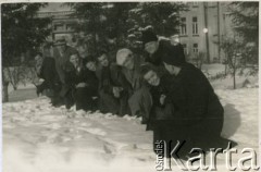 Styczeń 1947, Zakopane, woj. krakowskie, Polska.
Kuracjusze w ogrodzie należącym do Sanatorium Polskiego Czerwonego Krzyża, w którym leczono chorych na gruźlicę. 5. z lewej Witold Staszkiewicz.
Fot. NN, kolekcja Witolda Staszkiewicza, zbiory Ośrodka KARTA