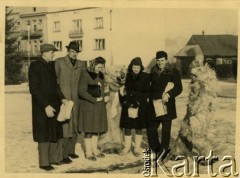 Styczeń 1947, Zakopane, woj. krakowskie, Polska.
Krupówki. Kuracjusze z Sanatorium Polskiego Czerwonego Krzyża, w którym leczono chorych na gruźlicę pozują do zdjęcia z dwiema osobami przebranymi za niedźwiedzie. 2. z lewej stoi Witold Staszkiewicz (1923-1950), 5. Grażyna Maciażanka.
Fot. NN, kolekcja Witolda Staszkiewicza, zbiory Ośrodka KARTA