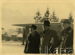 Styczeń 1947, Zakopane, woj. krakowskie, Polska.
Kuracjusze z Sanatorium Polskiego Czerwonego Krzyża, w którym leczono chorych na gruźlicę na spacerze po Krupówkach. W środku stoi Witold Staszkiewicz (1923-1950).
Fot. NN, kolekcja Witolda Staszkiewicza, zbiory Ośrodka KARTA