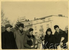 Styczeń 1947, Zakopane, woj. krakowskie, Polska.
Witold Staszkiewicz (2. z lewej) z przyjaciółmi z Sanatorium Polskiego Czerwonego Krzyża, w którym leczył się na gruźlicę podczas spaceru po Krupówkach. 2. z prawej stoi Grażyna Maciażanka.
Fot. NN, kolekcja Witolda Staszkiewicza, zbiory Ośrodka KARTA