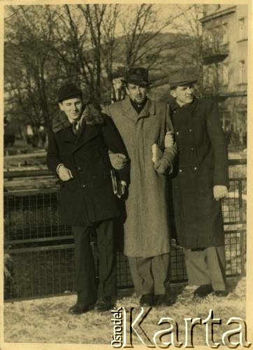 Styczeń 1947, Zakopane, woj. krakowskie, Polska.
Witold Staszkiewicz (w środku) z kolegami z Sanatorium Polskiego Czerwonego Krzyża, w którym leczono chorych na gruźlicę podczas zwiedzania miasta.
Fot. NN, kolekcja Witolda Staszkiewicza, zbiory Ośrodka KARTA