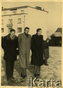 Styczeń 1947, Zakopane, woj. krakowskie, Polska.
Witold Staszkiewicz (w środku) z kolegami z Sanatorium Polskiego Czerwonego Krzyża, w którym leczono chorych na gruźlicę zwiedza miasto.
Fot. NN, kolekcja Witolda Staszkiewicza, zbiory Ośrodka KARTA