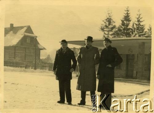 Styczeń 1947, Zakopane, woj. krakowskie, Polska.
Witold Staszkiewicz (w środku) z kolegami z Sanatorium Polskiego Czerwonego Krzyża, w którym leczono chorych na gruźlicę podczas spaceru po mieście.
Fot. NN, kolekcja Witolda Staszkiewicza, zbiory Ośrodka KARTA