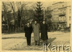 Styczeń 1947, Zakopane, woj. krakowskie, Polska.
Witold Staszkiewicz (w środku) z kolegami z Sanatorium Polskiego Czerwonego Krzyża, w którym leczono chorych na gruźlicę spacerują po mieście.
Fot. NN, kolekcja Witolda Staszkiewicza, zbiory Ośrodka KARTA