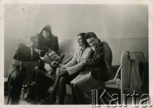 Marzec 1947, Zakopane, woj. krakowskie, Polska.
Witold Staszkiewicz odpoczywający w łóżku szpitalnym w sanatorium Polskiego Czerwonego Krzyża. Wokół niego siedzą odwiedzający go przyjaciele.
Fot. NN, kolekcja Witolda Staszkiewicza, zbiory Ośrodka KARTA