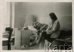 Marzec 1947, Zakopane, woj. krakowskie, Polska.
Sanatorium Polskiego Czerwonego Krzyża. Witold Staszkiewicz odpoczywa w łóżku szpitalnym. Obok siedzi koleżanka.
Fot. NN, kolekcja Witolda Staszkiewicza, zbiory Ośrodka KARTA