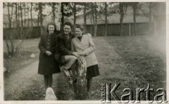 Kwiecień 1947, Zakopane, woj. krakowskie, Polska.
Kobiety w ogrodzie należącym do Sanatorium Polskiego Czerwonego Krzyża, w którym leczono chorych na gruźlicę.
Fot. NN, kolekcja Witolda Staszkiewicza, zbiory Ośrodka KARTA