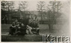 Kwiecień 1947, Zakopane, woj. krakowskie, Polska.
Grupa osób w ogrodzie należącym do Sanatorium Polskiego Czerwonego Krzyża, w którym leczono chorych na gruźlicę. 1. z lewej kuca Witold Staszkiewicz (1923-1950).
Fot. NN, kolekcja Witolda Staszkiewicza, zbiory Ośrodka KARTA