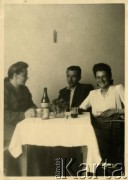 Kwiecień 1947, Zakopane, woj. krakowskie, Polska.
Sanatorium Polskiego Czerwonego Krzyża. Witold Staszkiewicz (w środku) z koleżankami siedzi przy stole. 
Fot. NN, kolekcja Witolda Staszkiewicza, zbiory Ośrodka KARTA