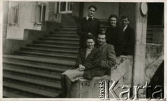 Kwiecień 1947, Zakopane, woj. krakowskie, Polska.
Kuracjusze przed wejściem do Sanatorium Polskiego Czerwonego Krzyża, w którym leczono chorych na gruźlicę. 2. z prawej Witold Staszkiewicz (1923-1950).
Fot. NN, kolekcja Witolda Staszkiewicza, zbiory Ośrodka KARTA