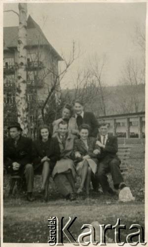 Kwiecień 1947, Zakopane, woj. krakowskie, Polska.
Kuracjusze w ogrodzie należącym do Sanatorium Polskiego Czerwonego Krzyża, w którym leczono chorych na gruźlicę. W środku na ławce siedzi Witold Staszkiewicz (1923-1950).
Fot. NN, kolekcja Witolda Staszkiewicza, zbiory Ośrodka KARTA