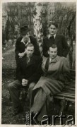 Kwiecień 1947, Zakopane, woj. krakowskie, Polska.
Kuracjusze w ogrodzie należącym do Sanatorium Polskiego Czerwonego Krzyża, w którym leczono chorych na gruźlicę. 1. z prawej na ławce siedzi Witold Staszkiewicz (1923-1950).
Fot. NN, kolekcja Witolda Staszkiewicza, zbiory Ośrodka KARTA