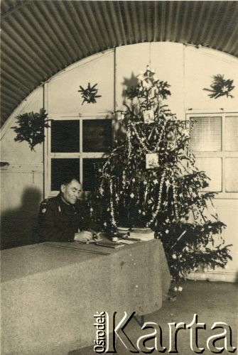 24.12.1946, Wielka Brytania.
Wincenty Trawiński w baraku obozu dla polskich żołnierzy.
Fot. NN, zbiory Ośrodka KARTA, udostępniła Anna Kołodziejska