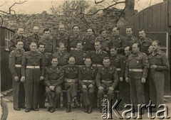 Ok. 1946-1947, Wielka Brytania.
 Żołnierze 2. Warszawskiego Szwadronu Żandarmerii na terenie obozu, w środkowym rzędzie 2. z lewej Wincenty Trawiński.
Fot. NN, zbiory Ośrodka KARTA, udostępniła Anna Kołodziejska