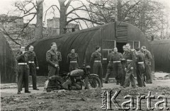 6.04.1947, Wielka Brytania.
Żołnierze 2. Warszawskiego Szwadronu Żandarmerii na terenie obozu, 2. z lewej Wincenty Trawiński.
Fot. NN, zbiory Ośrodka KARTA, udostępniła Anna Kołodziejska