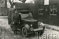 6.04.1947, Wielka Brytania.
Żołnierz 2. Warszawskiego Szwadronu Żandarmerii przy samochodzie.
Fot. NN, zbiory Ośrodka KARTA, udostępniła Anna Kołodziejska