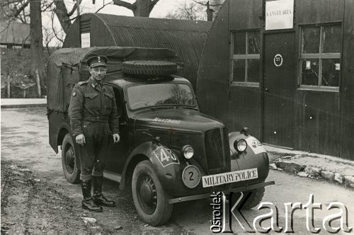 6.04.1947, Wielka Brytania.
Żołnierz 2. Warszawskiego Szwadronu Żandarmerii przy samochodzie.
Fot. NN, zbiory Ośrodka KARTA, udostępniła Anna Kołodziejska