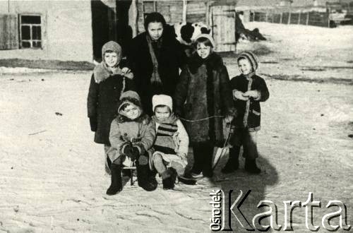 1942, Pawłodar, Kazachstan.
Zesłanki wywiezione podczas II transportu. Na fotografii trzy siostry Dubowskie, córki Józefa Dubowskiego. 1 od lewej stoi Hanna, 3 - Krystyna i 4 - Barbara (po mężu Hulanicka).
Fot. NN, kolekcja Barbary Hulanickiej, zbiory Ośrodka KARTA