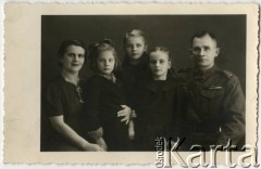 1943, Teheran, Iran.
Rodzina Dubowskich. Od lewej stoją: Natalia, Barbara, Krystyna, Hanna i Józef - kapitan Polskich Sił Zbrojnych na Zachodzie.
Fot. NN, kolekcja Barbary Hulanickiej, zbiory Ośrodka KARTA