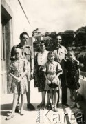 1945, Ghazir, Liban.
Natalia Dubowska z trzema córkami i Juliuszem Pietrzakiem (po lewej) oraz Aleksandrem Dubowskim (po prawej) na tarasie mieszkania. Aleksander Dubowski wywieziony na Syberię, opuścił ZSRR z Armią Andersa.
Fot. NN, kolekcja Barbary Hulanickiej, zbiory Ośrodka KARTA