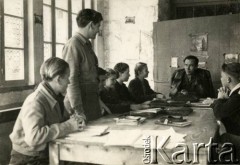 1945-1947, Ghazir, Liban.
Lekcja w polskiej szkole z księdzem F. Zaorskim. Barbara Dubowska, po mężu Hulanicka, siedzi 4 z lewej strony.
Fot. NN, kolekcja Barbary Hulanickiej, zbiory Ośrodka KARTA