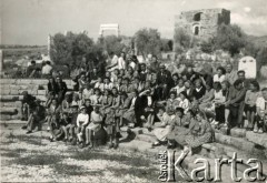1945-1947, Byblos, Liban.
Polacy podczas wycieczki do Biblos.
Fot. NN, kolekcja Barbary Hulanickiej, zbiory Ośrodka KARTA