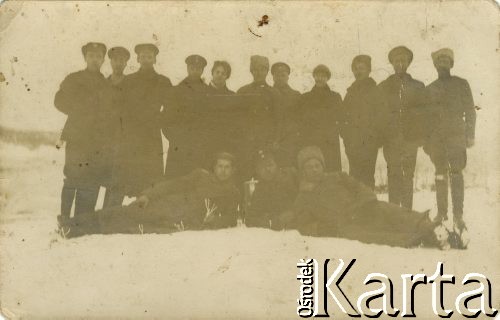 11.12.1917, brak miejsca.
Administracja I oddziału 7 drużyny. 1. z lewej strony na ziemi leży Stefan Podstolski, działacz Związku Wojskowych Polaków w Rosji.
Fot. NN, zbiory Ośrodka KARTA, udostępniła Janina Drogowska