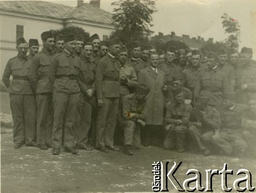 Pierwsza połowa lat 30., Polska.
Grupa żołnierzy w mundurach polowych.
Fot. NN, zbiory Ośrodka KARTA, udostępniła Janina Drogowska