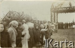 Wiosna 1926, Polska.
Brama powitalna – powrót oddziałów najprawdopodobniej z zakończonych ćwiczeń międzywdywizyjnych 9. Dywizji Piechoty i 9. Samodzielnej Brygady Kawalerii.
Fot. NN, zbiory Ośrodka KARTA, udostępniła Janina Drogowska