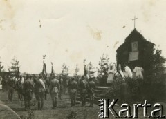 Wiosna 1926, Polska.
Msza święta polowa najprawdopodobniej po zakończonych ćwiczeniach międzywizyjnych 9. Dywizji Piechoty i 9. Samodzielnej Brygady Kawalerii, widoczne poczty sztandarowe oddziałów biorących udział w ćwiczeniach.
Fot. NN, zbiory Ośrodka KARTA, udostępniła Janina Drogowska
