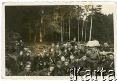 Lata 30., Polska.
Ćwiczenia przysposobienia wojskowego służby leśnej, wśród uczestników Stefan Podstolski.
Fot. NN, zbiory Ośrodka KARTA, udostępniła Janina Drogowska
