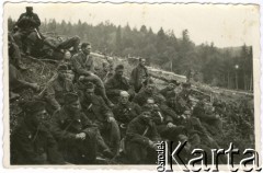 Lata 30., Polska.
Odpoczynek w lesie po ćwiczeniach przysposobienia wojskowego służby leśnej.
Fot. NN, zbiory Ośrodka KARTA, udostępniła Janina Drogowska
