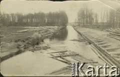 Przed 1939, woj. nowogrodzkie, Polska.
Kanał spławny w Puszczy Nalibockiej.
Fot. NN, zbiory Ośrodka KARTA, udostępniła Janina Drogowska