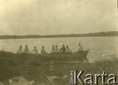 Przed 1939, Jezioro Kromań, woj. nowogrodzkie, Polska.
Grupa osób w łodzi, na dziobie siedzi Stefan Podstolski.
Fot. NN, zbiory Ośrodka KARTA, udostępniła Janina Drogowska