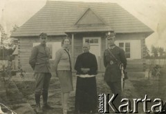 Ok. 1920, Kamieńska Swoboda, Polska.
Stefan Podstolski (z prawej) z matką, siostrą i szwagrem (Dydzińscy).
Fot. NN, zbiory Ośrodka KARTA, udostępniła Janina Drogowska