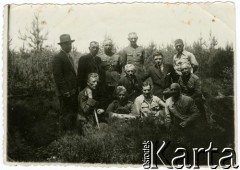Lata 20., Puszcza Nalibocka, woj. nowogrodzkie, Polska.
Pracownicy leśni Puszczy Nalibockiej, w furażerce siedzi Stefan Podstolski.
Fot. NN, zbiory Ośrodka KARTA, udostępniła Janina Drogowska