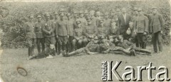 Lata 20., Puszcza Nalibocka, woj. nowogrodzkie, Polska.
Prawdopodobnie służba leśna Puszczy Nalibockiej, 3. z lewej siedzi Stefan Podstolski.
Fot. NN, zbiory Ośrodka KARTA, udostępniła Janina Drogowska