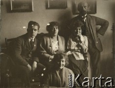 Ok. 1920, Wilno, Polska.
Ema i Władysław Szumańscy z dziećmi: Tadeuszem, Stanisławą (na dole) i Walerią.
Fot. NN. zbiory Ośrodka KARTA, przekazał Emil Mieszkowski