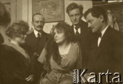 1922, Wilno, Polska.
W środku Ema z domu Kalina Szumańska, żona Władysława Szumańskiego; z lewej jej córka Stanisława, z prawej Karol Stiller.
Fot. NN, zbiory Ośrodka KARTA, przekazał Emil Mieszkowski